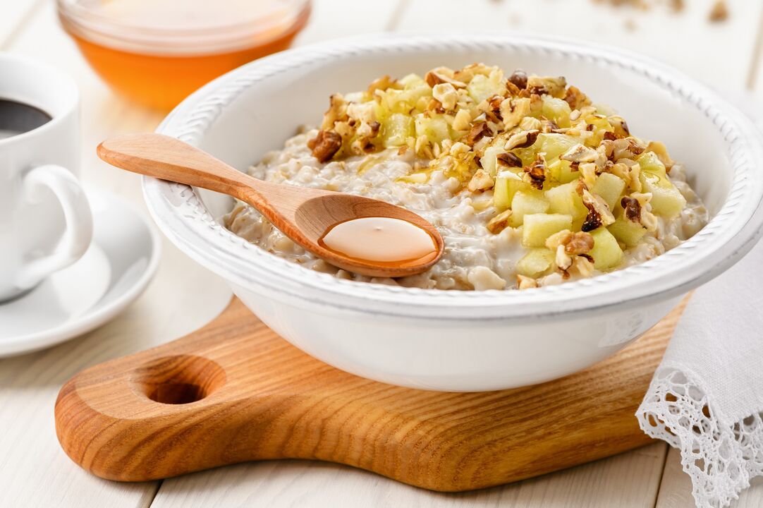 Oatmeal with fruits for weight loss