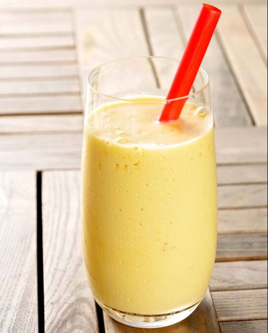 Apple and banana smoothie - a healthy snack for anyone who wants to lose weight in a week