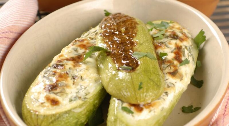 Stuffed zucchini perfectly satisfy hunger during a 7-day diet